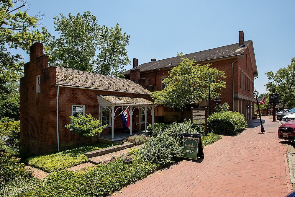 Country Squire Inn & Suites - photo 16