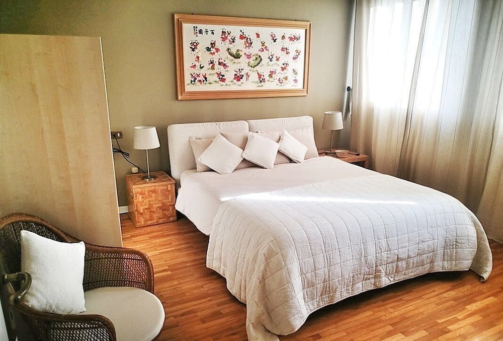 Longhua Hotel — hotel in Karamay
