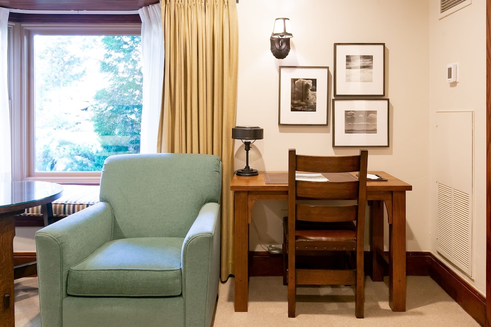 Deluxe King Room Hotel Room by RedAwning - photo 5