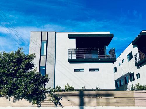 Cozy Chamber 3 BR Hollywood Townhouse — 5-Star Luxury Hotel in Los Angeles, United States
