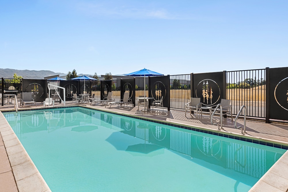 Holiday Inn Express and Suites Ukiah by IHG - photo 34