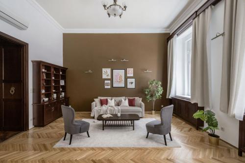 Luxe Historic Home Downtown Landmarks 19 Century — 4-Star Luxury Hotel in Budapest, Hungary