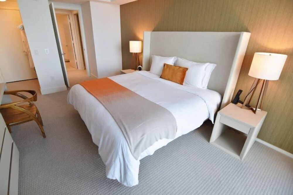 Superb Ocean & Bay View 1 Bed 1 Bath @ Hyde Beach Resort - photo 5