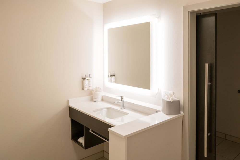 Holiday Inn Express & Suites Franklin Berry Farms by IHG - photo 27