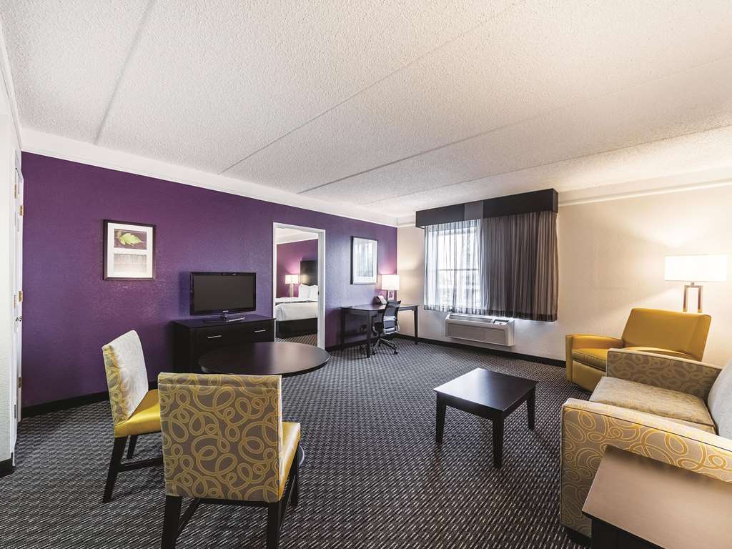 La Quinta Inn & Suites by Wyndham San Antonio Downtown - photo 32