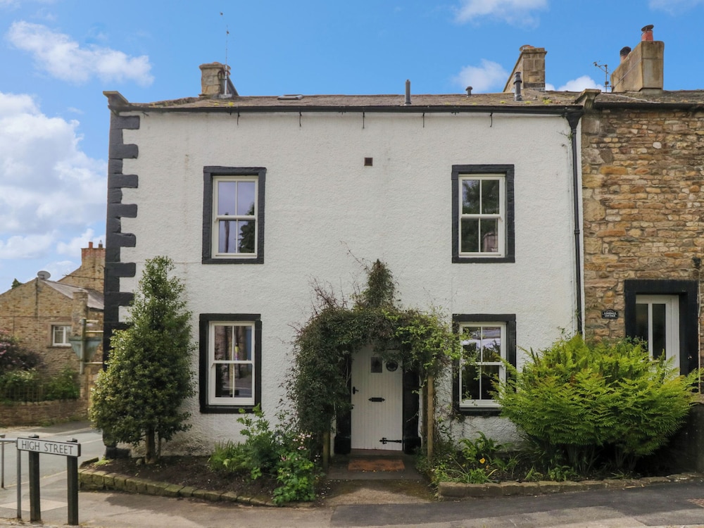 Burton House — 4-Star Luxury Hotel in Carnforth, United Kingdom