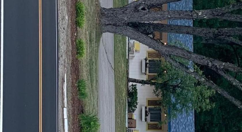 White Oak Motel & Cottages - photo 2