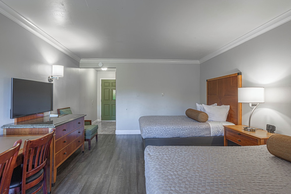 Aloha Inn - photo 11