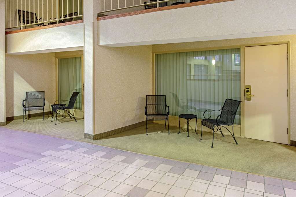 La Quinta Inn & Suites by Wyndham Appleton College Avenue - photo 24