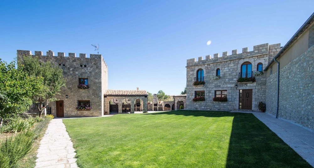 Castillo Goyito Y Castillo Eugenio — Sasamon