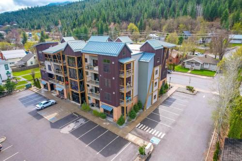 Large Studio Condo with Full Kitchen Ski Bike Beautiful Balcony Views Hottub Fireplace — 4-Star Luxury Hotel in Kellogg, United States