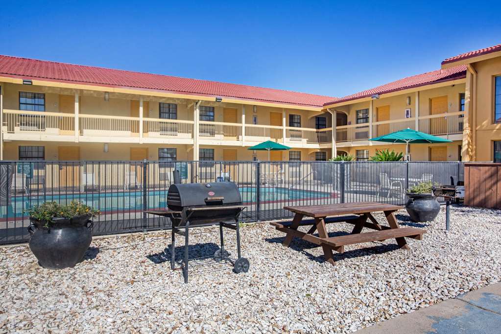 Super 8 by Wyndham Eagle Pass - photo 7