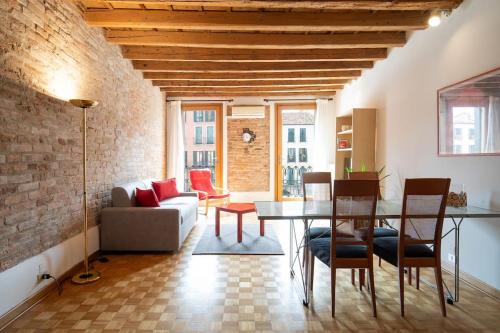 Enjoy Home Appartamento Orologio Piazza Dei Signori — 4-Star Luxury Hotel in Padova, Italy