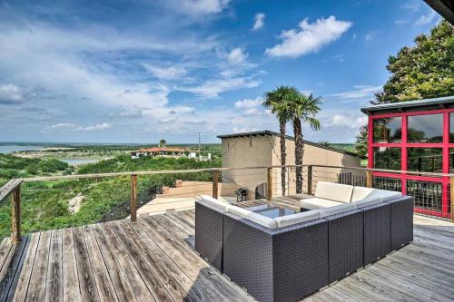 Heated Pool With View The Lookout At Bryce Canyon — hotel in Del Rio