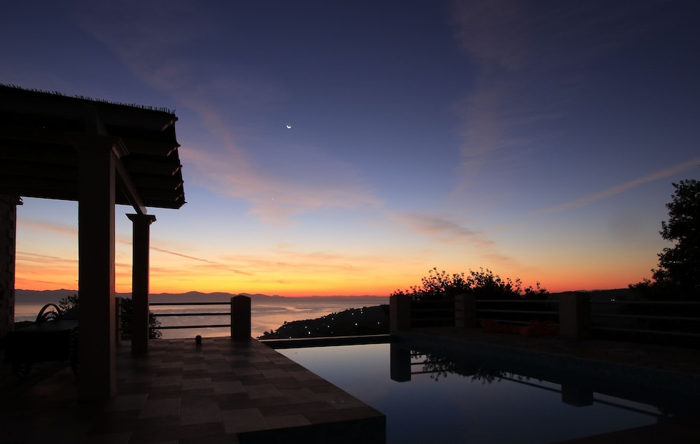 Red Rose Artistsvillas — 4-Star Luxury Hotel in Gaios, Greece