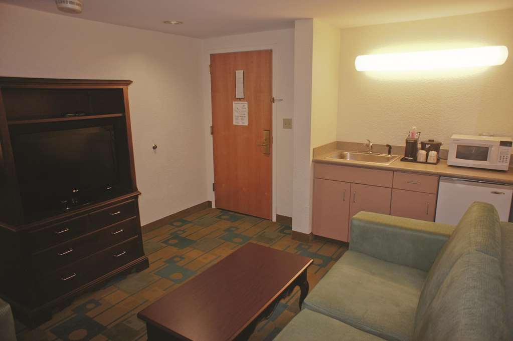 La Quinta Inn & Suites by Wyndham Boston Somerville - photo 33