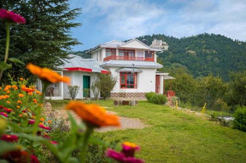 StayVista at Sunshine Estate Serene 2BR Pet Friendly Villa in Chail with view — 4-Star Luxury Hotel in Chail, India