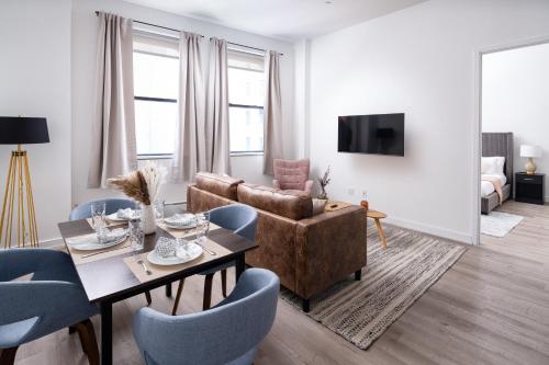 Chic 1BD with Rooftop W D in Unit Downtown — 4-Star Luxury Hotel in New York City, United States