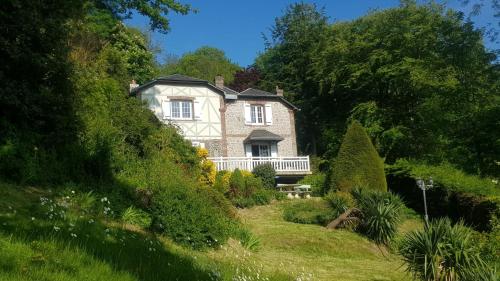 Villa Colin la tA te dans les bois A deux pas de la mer classAce 4 Actoiles — 4-Star Luxury Hotel in Yport, France