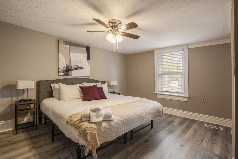 Newly renovated 4BR CozySuites - photo 14