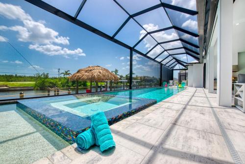 Villa Fourtastic View 4 Beds 4 5 Baths 8 Guests Gulf Access & Pool Spa Boat — 4-Star Luxury Hotel in Cape Coral, United States