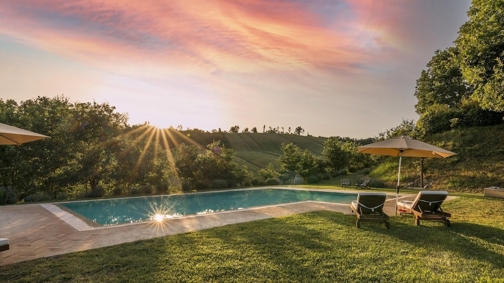 Casale Piattini 10 Emma Villas — 4-Star Luxury Hotel in Orte, Italy