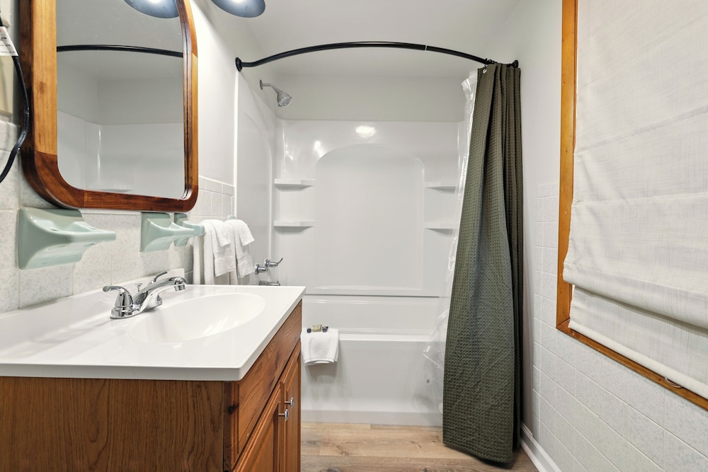 Hillside Motel LLC - photo 115
