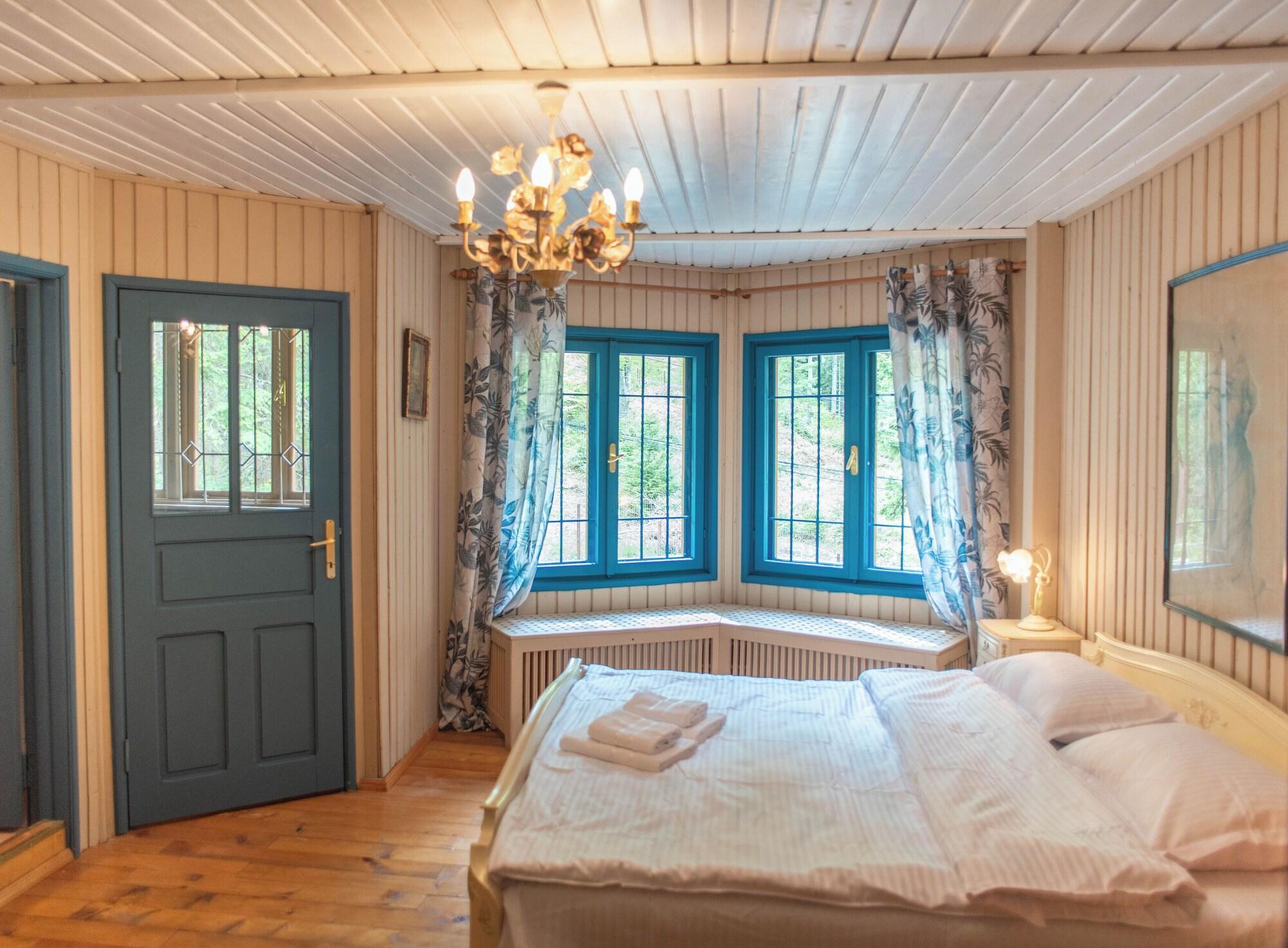 Villa Sara in Sinaia near Peles & Gondola — 4-Star Luxury Hotel in Sinaia, Romania