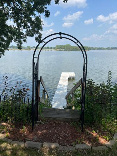Over 200' of Shoreline on Foot Lake Great Fishing Year Round — hotel in Willmar