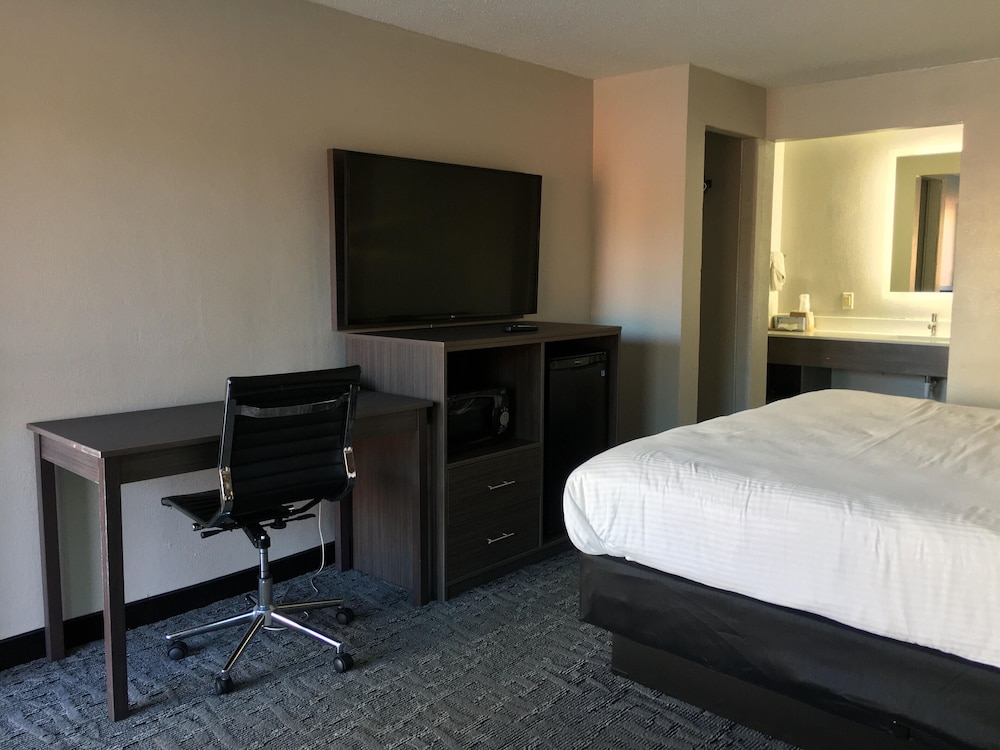Days Inn & Suites by Wyndham Charleston Airport West - photo 7