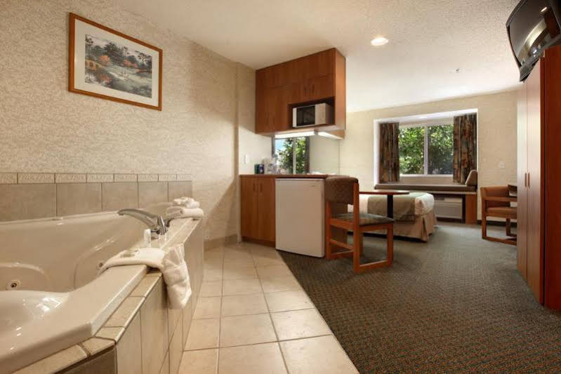 Microtel Inn & Suites by Wyndham Brunswick North - photo 4