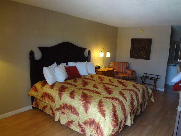 Monroe's on the Lake Hotel & Banquet Hall — hotel in Sanford