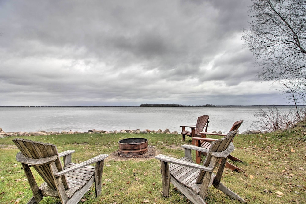 Pelican Lake Retreat w Fire Pit Dock & Grill in Pequot Lakes, United States