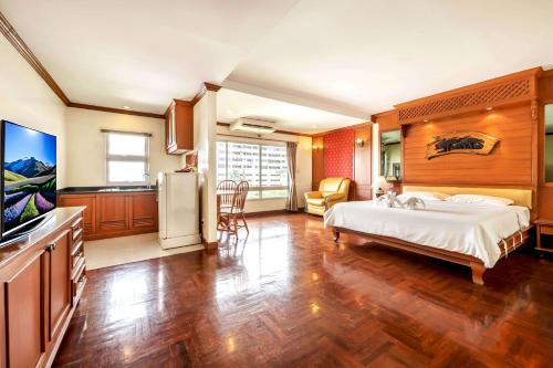 Studio Suite by Royal Ivory Nana