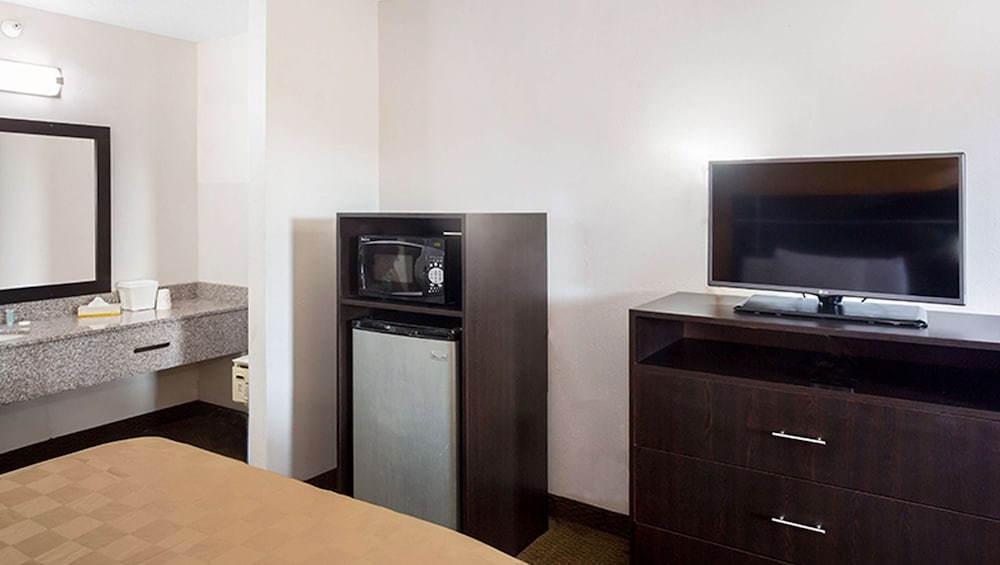 Magnuson Hotel Bradenton - photo 10