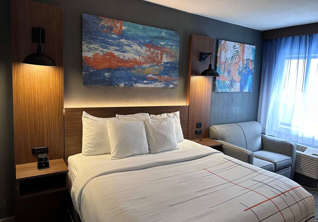 La Quinta Inn & Suites by Wyndham Chicago Gurnee - photo 34