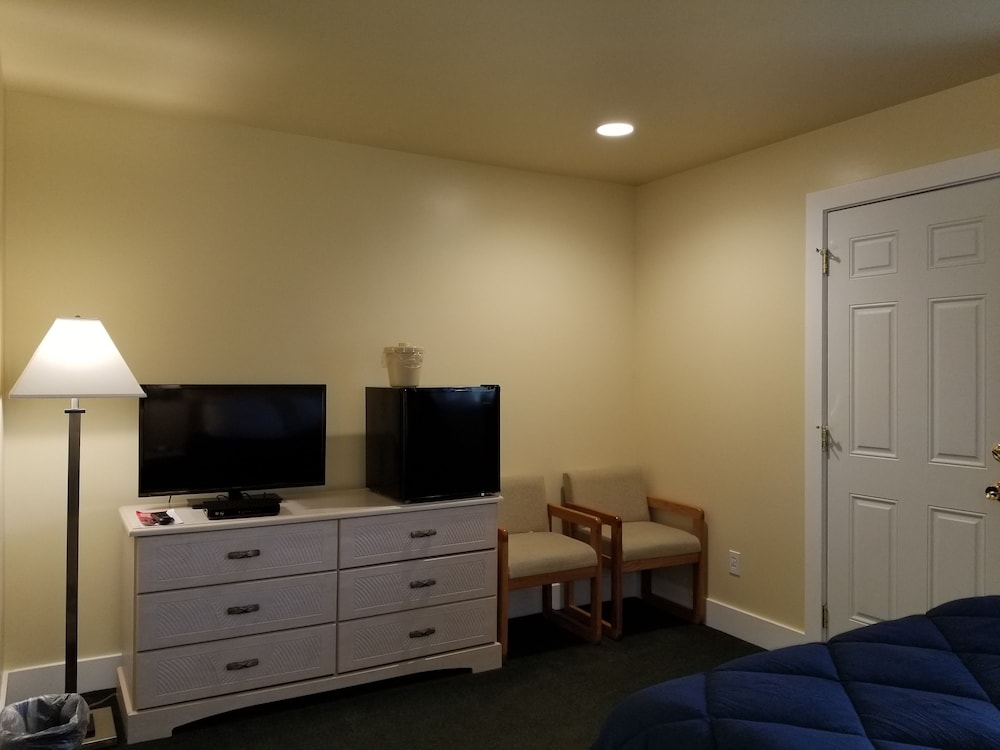 Captain's Quarters Motel - photo 17