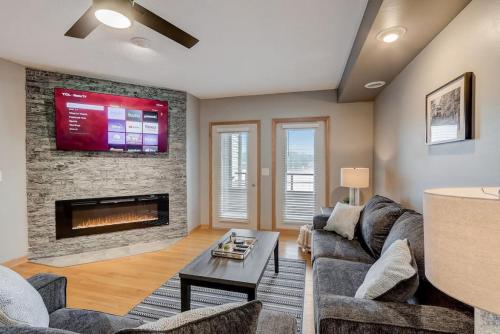 Family Dreams Lakefront 2 bedroom multi level condo Winter Vacation — 4-Star Luxury Hotel in Wisconsin Dells, United States