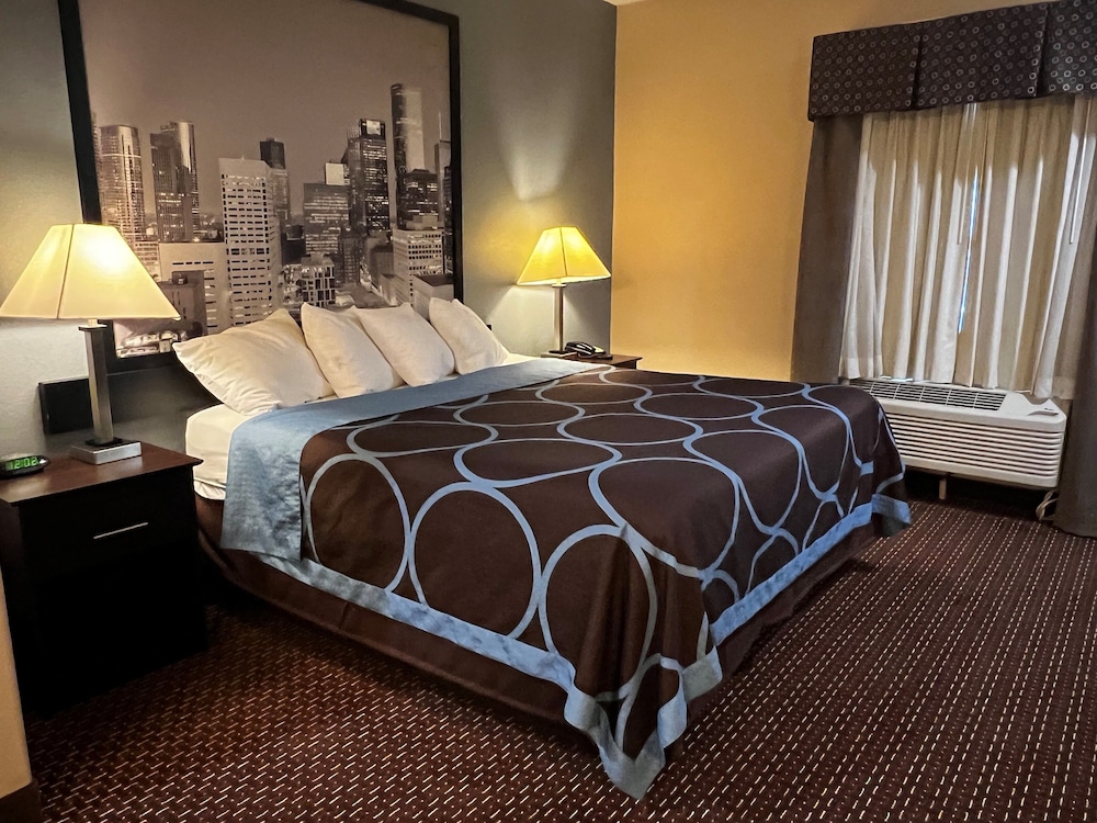 Super 8 by Wyndham Center - photo 15