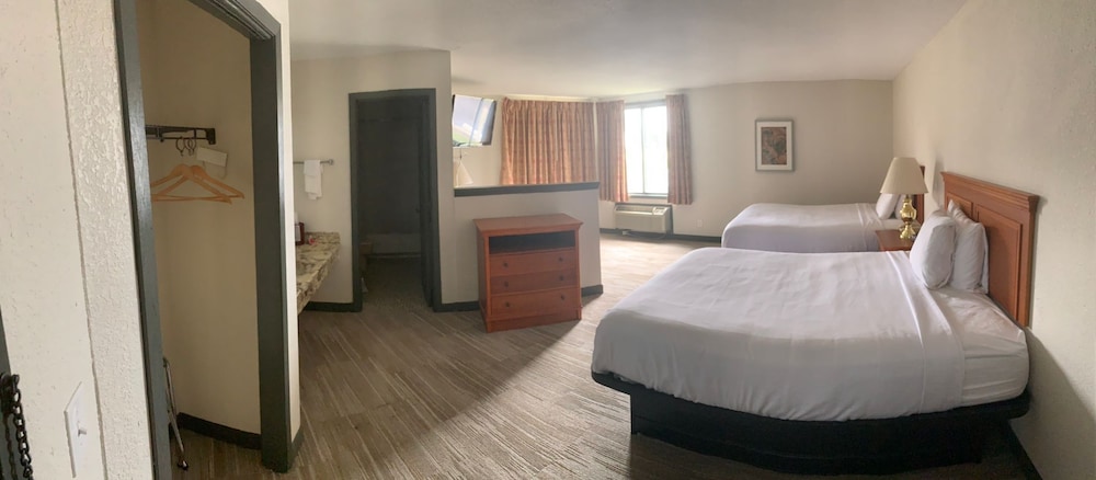 Econo Lodge Inn and Suites Stevens Point WI - photo 9