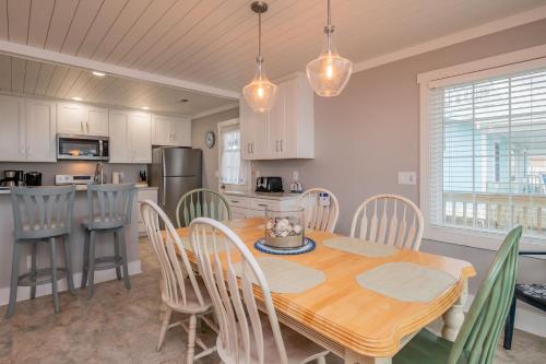 Dip Inn by Oak Island Accommodations - photo 26