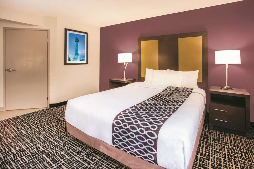 La Quinta Inn & Suites by Wyndham Cincinnati NE Mason - photo 22