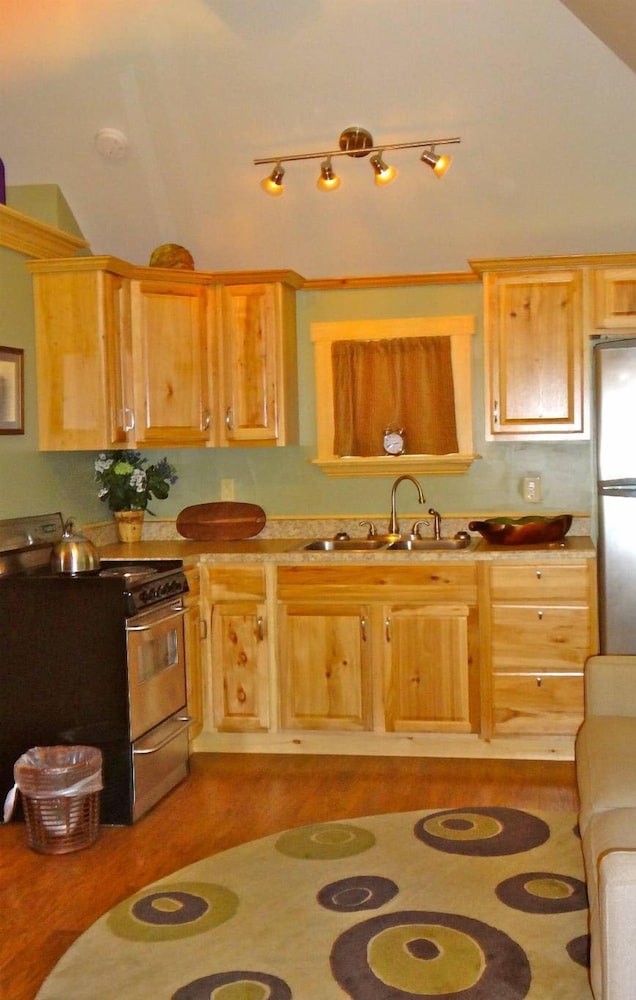 Hinckley's Dreamwood Cottages - photo 12