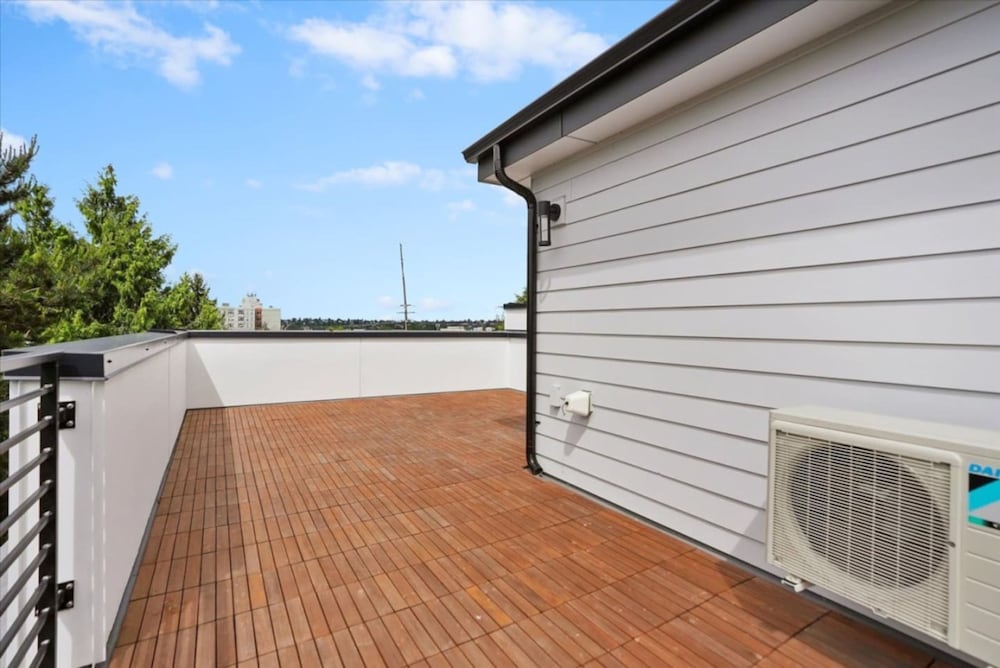 3Br 2.5Ba Rooftop View Green Lake Hideaway - photo 19
