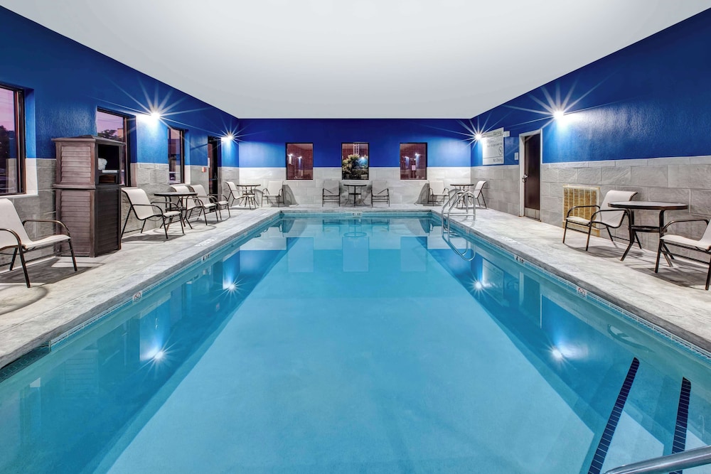 Hampton Inn & Suites Cleveland Airport Middleburg Heights - photo 43