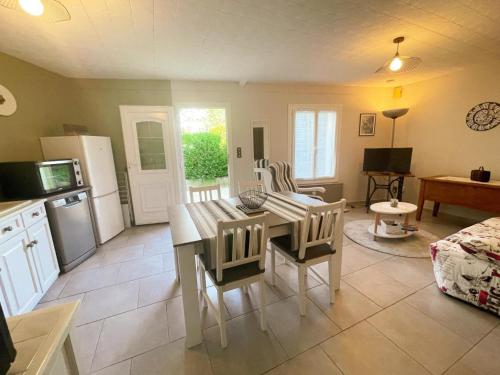 Gite Charmant A Montbazon Avec Terrasse Jardin Et Parking Fr 1 381 599 — Montbazon