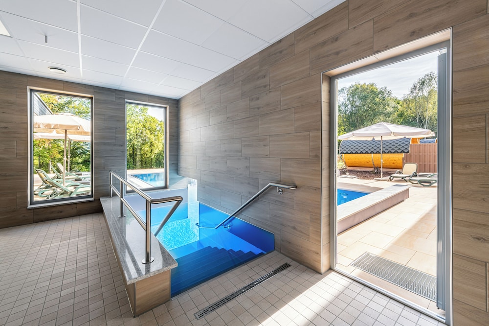 Indoor/outdoor pool