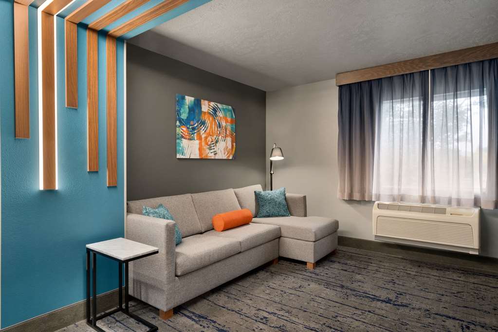 La Quinta Inn & Suites by Wyndham Springfield - photo 33
