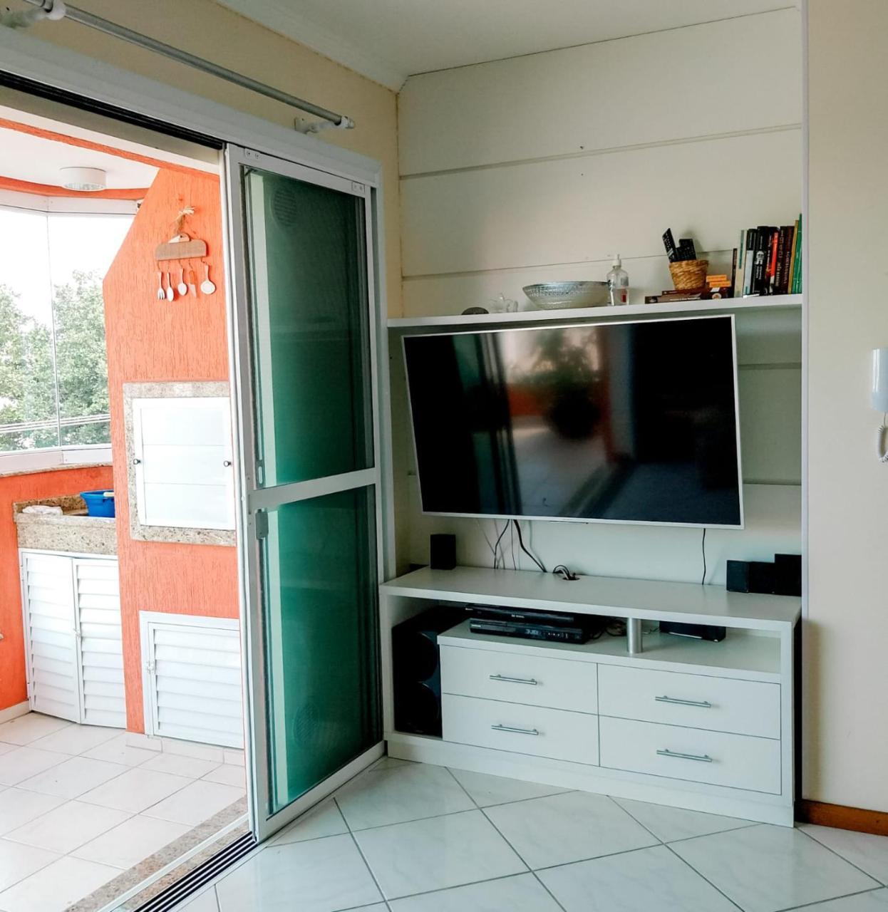 SOLAR DE BOMBAS 3 quartos a 280m da praia c roupa de cama Sacada com Churrasqueira climatizado 10 min a pé da passarela do Ribeiro e acesso a Praia de Bombinhas 5 min a pé de supermercados Até 8 pessoas ideal p famílias grupos crianças