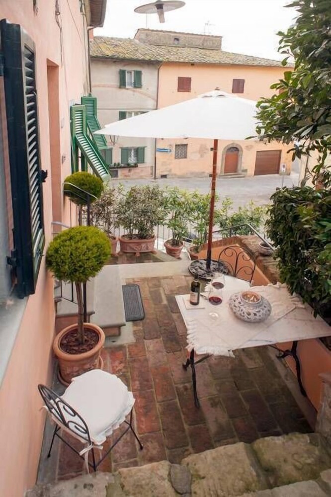 Appartamenti la Rocca — 4-Star Luxury Hotel in Palaia, Italy